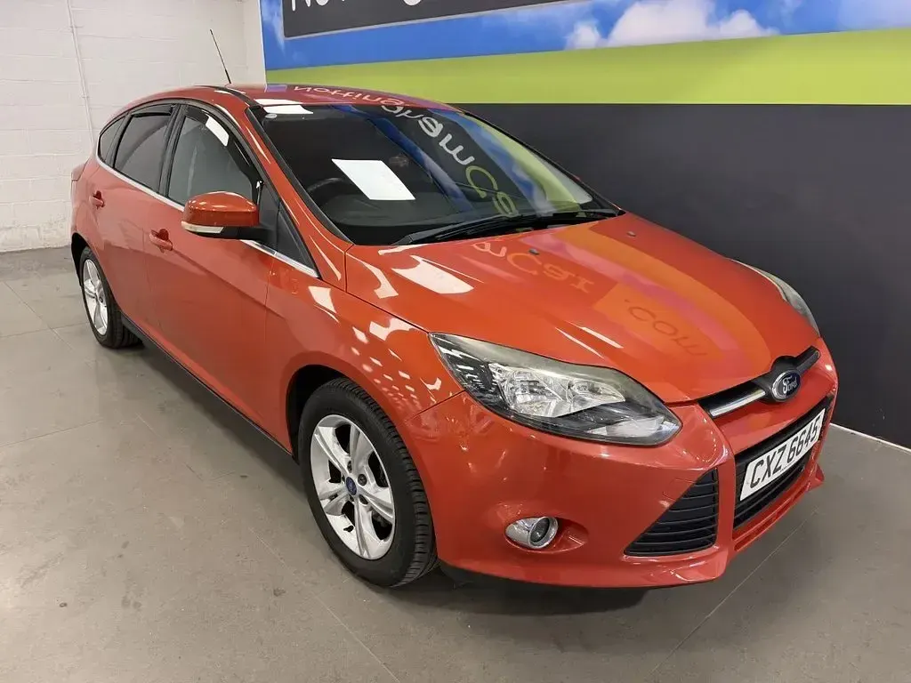 Used Ford Focus Zetec 105 HP (77 kW) 2012 Red Hatchback