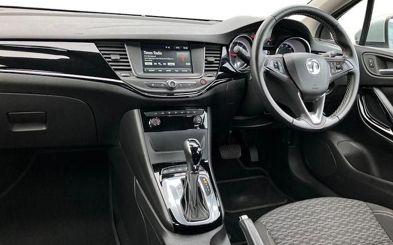 Begagnad Vauxhall Astra SRi 150 HK (110 kW) 2018 Silver Halvkombi