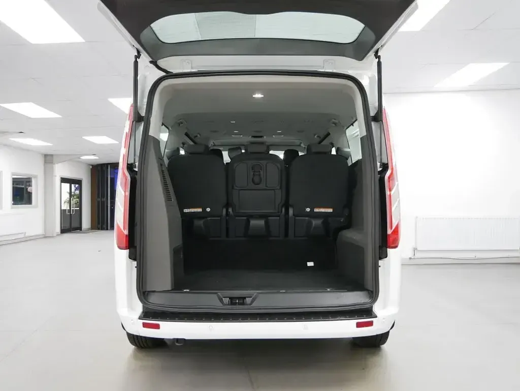 Used Ford Tourneo Custom Titanium 130 HP (95 kW) 2022 White Van