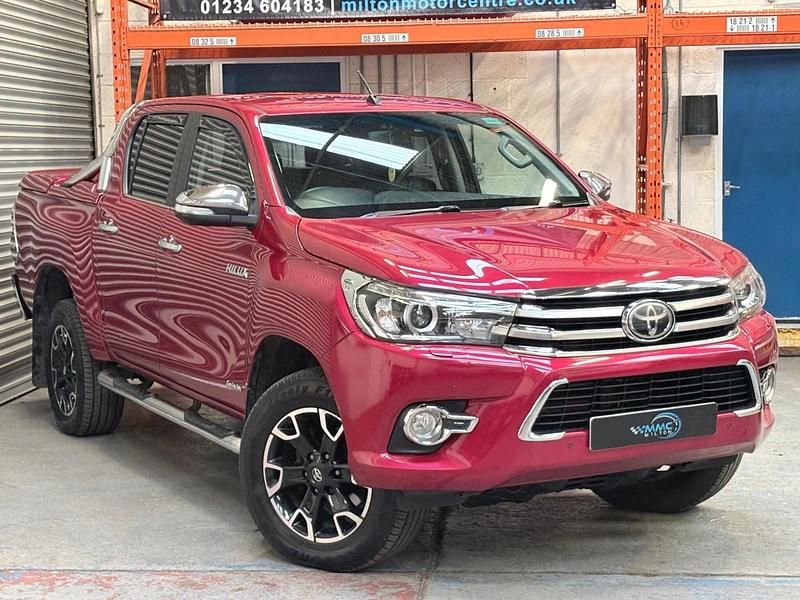 Used Toyota HiLux 150 HP (110 kW) 2016 Red Pickup