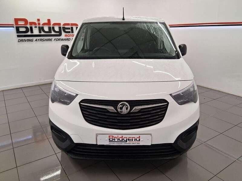 Second-hand Vauxhall Combo 100 kW (136 CP) 2022 Alb Monovolum