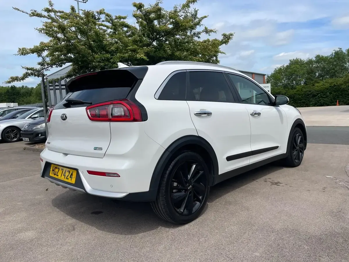 Used Kia Niro First Edition 141 HP (103 kW) 2017 White SUV