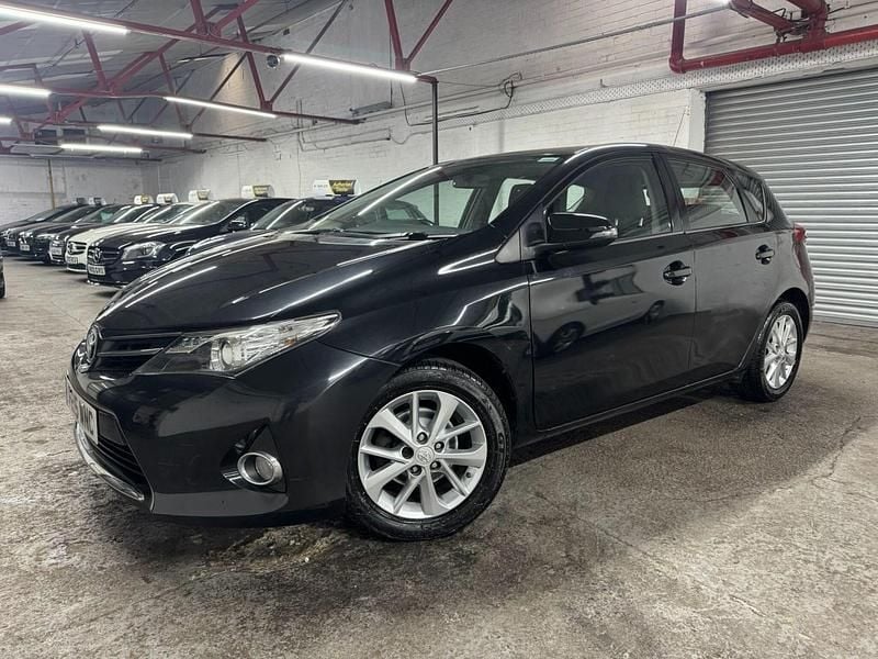 Black Used 2015 Toyota Auris Hatchback | £6,600 (Good price) - Image 1/4