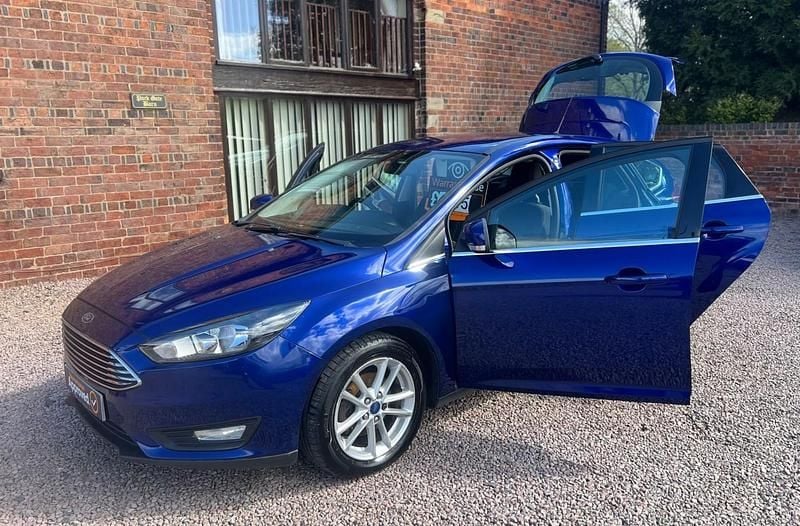 Used Ford Focus Zetec 120 HP (88 kW) 2016 Blue Hatchback