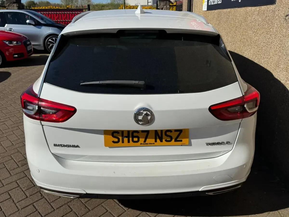 Used Vauxhall Insignia SRi 170 HP (125 kW) 2017 White Estate
