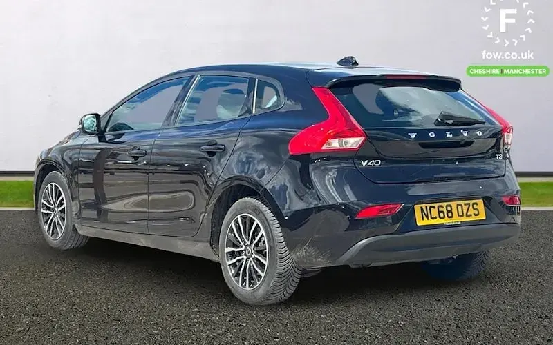 Begagnad Volvo V40 Momentum 122 HK (89 kW) 2019 Svart Halvkombi