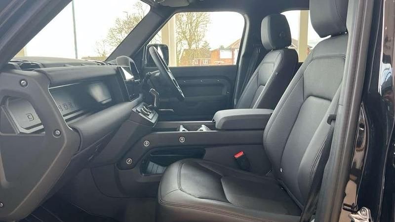 Usado Land Rover Defender SE Dynamic 249 HP (183 kW) 2025 Preto SUV