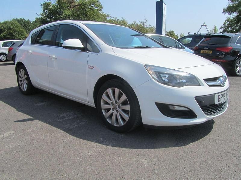 White Used 2015 Vauxhall Astra Hatchback | £5,495 (Fair price) - Image 1/4