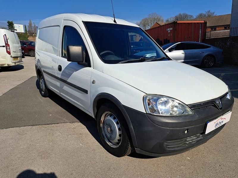 Used Vauxhall Combo 75 HP (55 kW) 2011 White MPV
