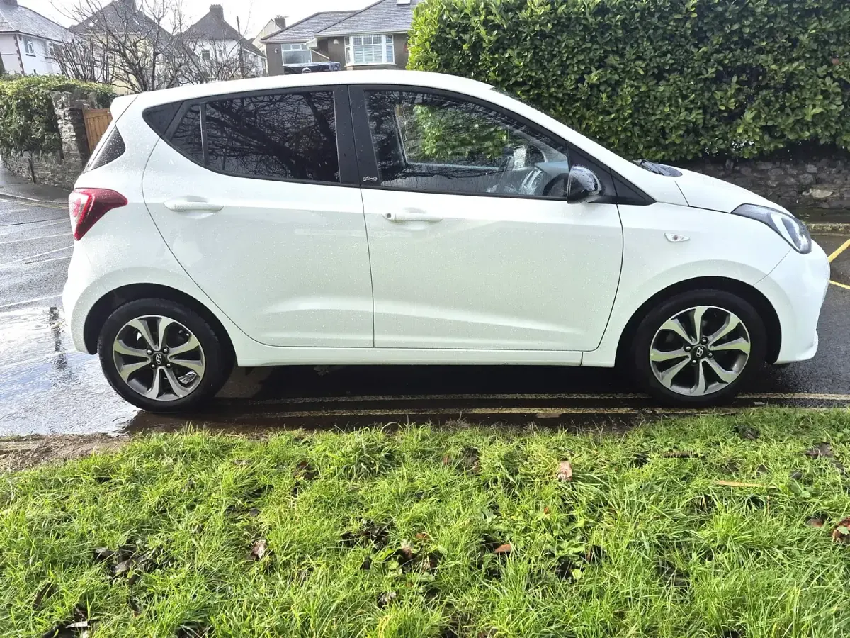 Used Hyundai i10 67 HP (49 kW) 2020 White Hatchback