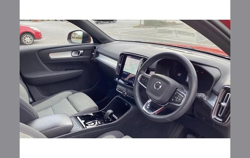 Begagnad Volvo XC40 Plus 197 HK (144 kW) 2022 Röd SUV