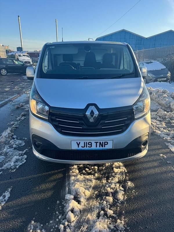 Silver Used 2019 Renault Trafic MPV | £6,895 (Super price) - Image 1/4