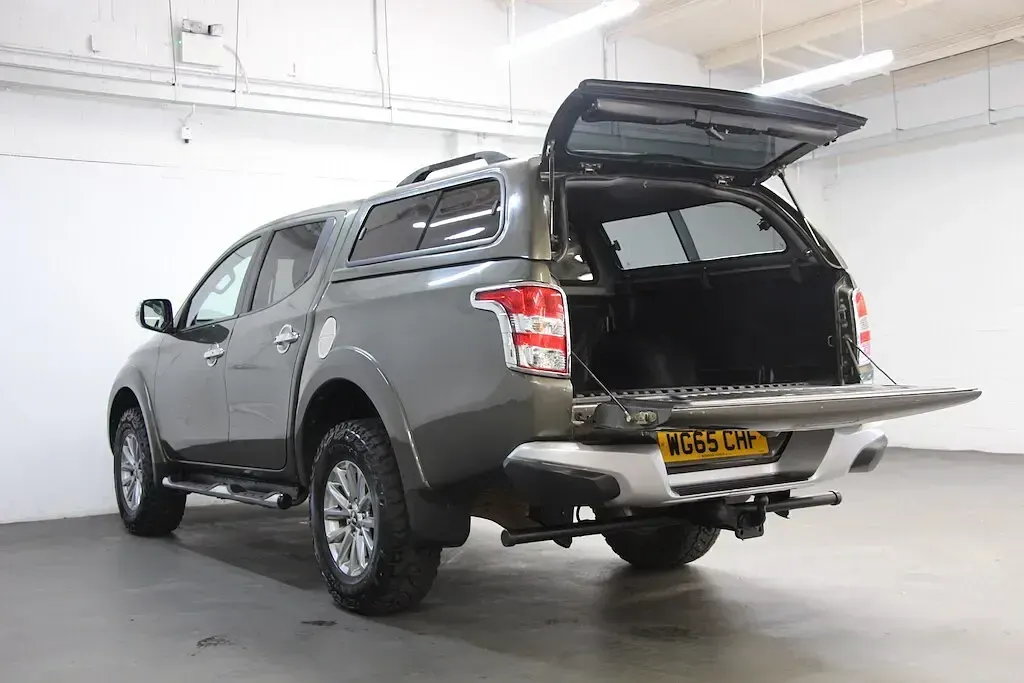 Used Mitsubishi L200 178 HP (130 kW) 2015 Earth green Pickup