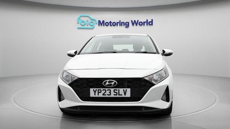 Used Hyundai i20 SE 100 HP (73 kW) 2023 White Hatchback