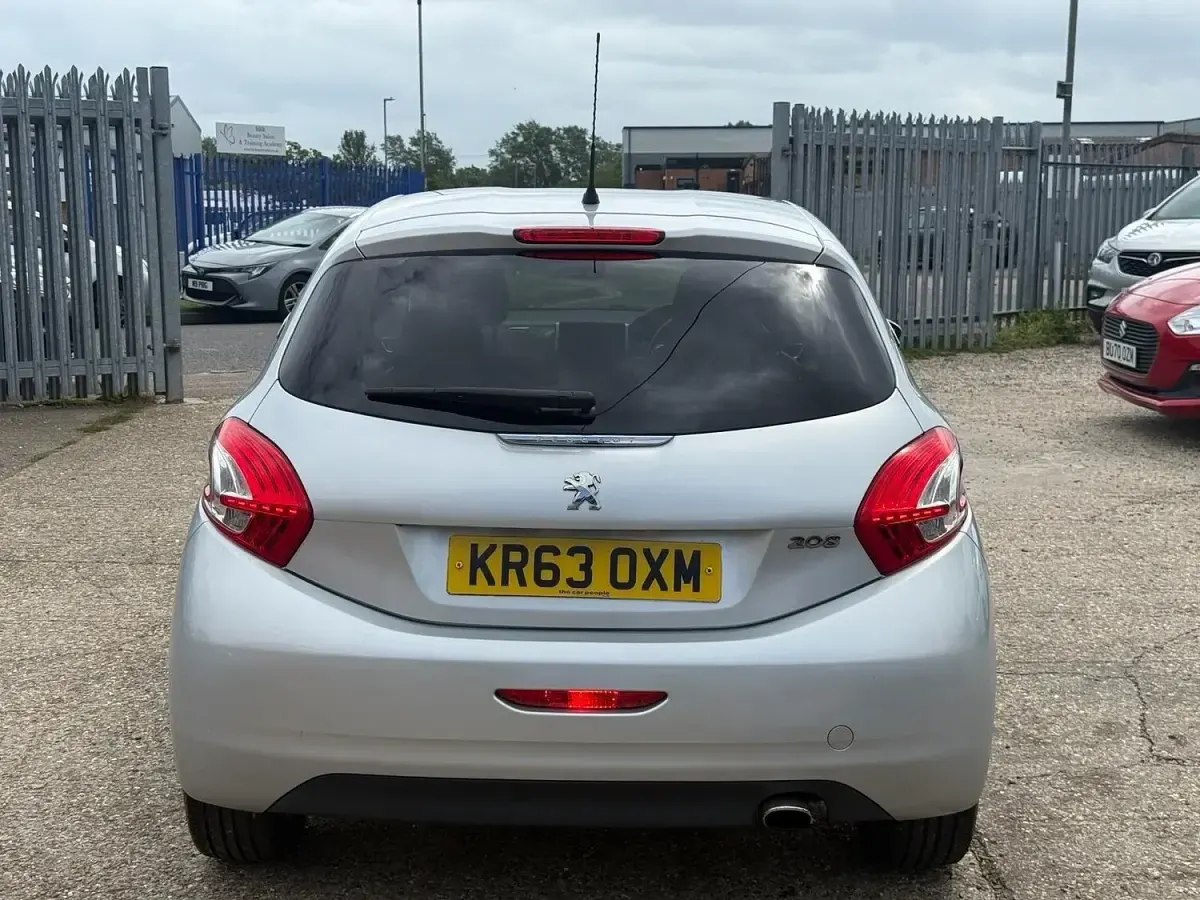 Used Peugeot 208 Allure 82 HP (60 kW) 2014 Silver Hatchback