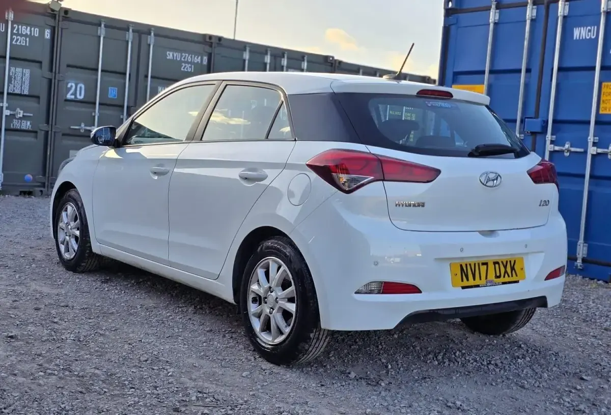 Used Hyundai i20 SE 100 HP (73 kW) 2017 White Hatchback