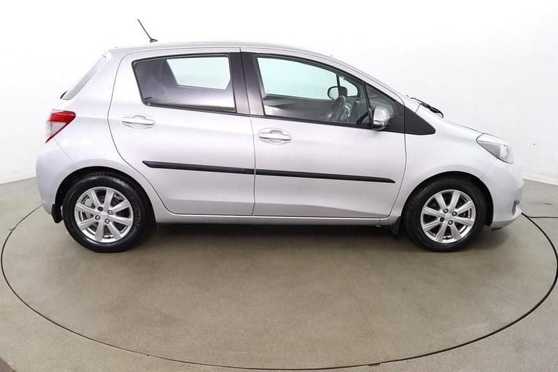 Begagnad Toyota Yaris Multidrive S 101 HK (74 kW) 2013 Silver Halvkombi