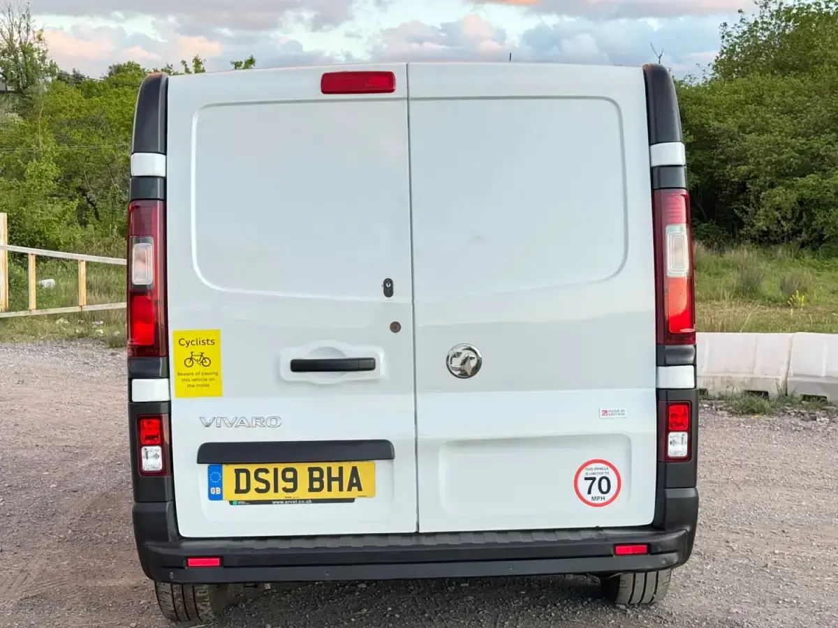 Second-hand Vauxhall Vivaro 120 CP (88 kW) 2019 Alb Monovolum