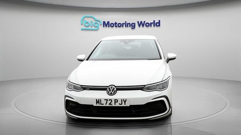 Second-hand VW Golf VIII R-line 150 CP (110 kW) 2022 Alb Hatchback