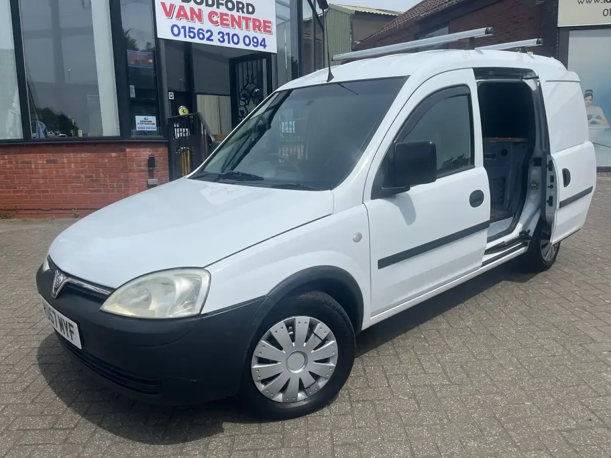 Used Vauxhall Combo 75 HP (55 kW) 2007 White MPV