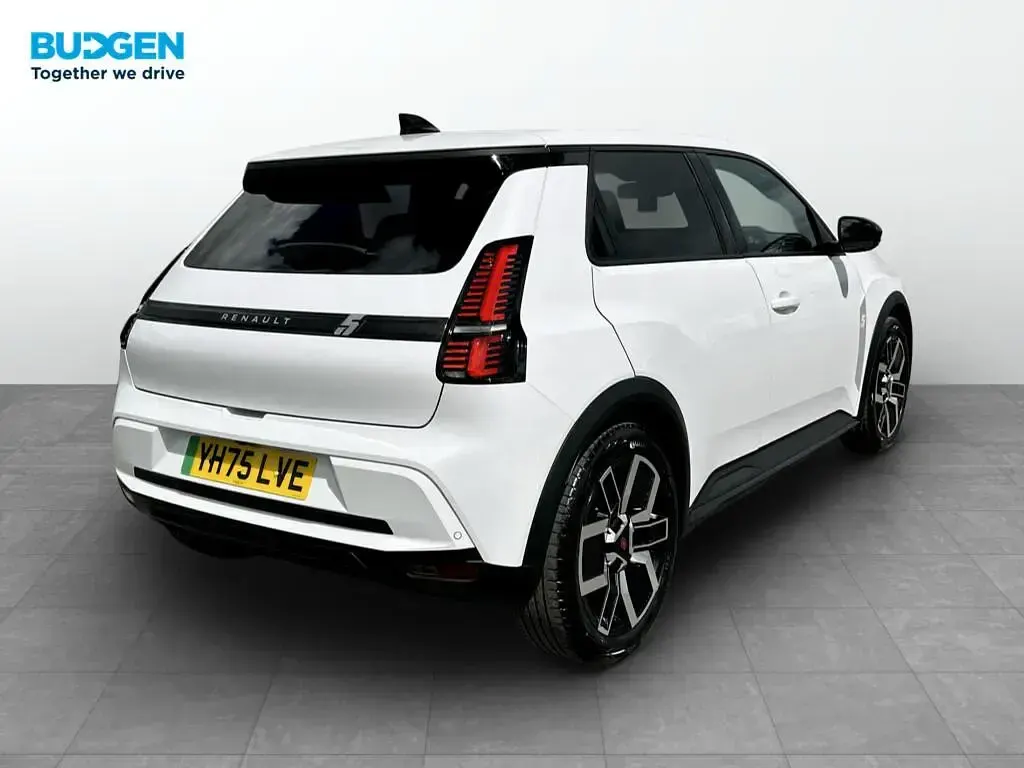 Used Renault 5 E-Tech Komfort 2025 White Hatchback