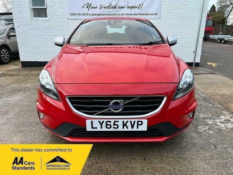 Used Volvo V40 R-Design 122 HP (89 kW) 2016 Red Hatchback