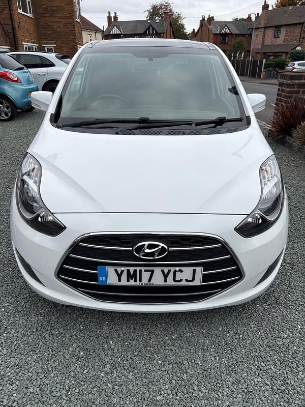 Used Hyundai ix20 Premium 90 HP (66 kW) 2017 White Hatchback