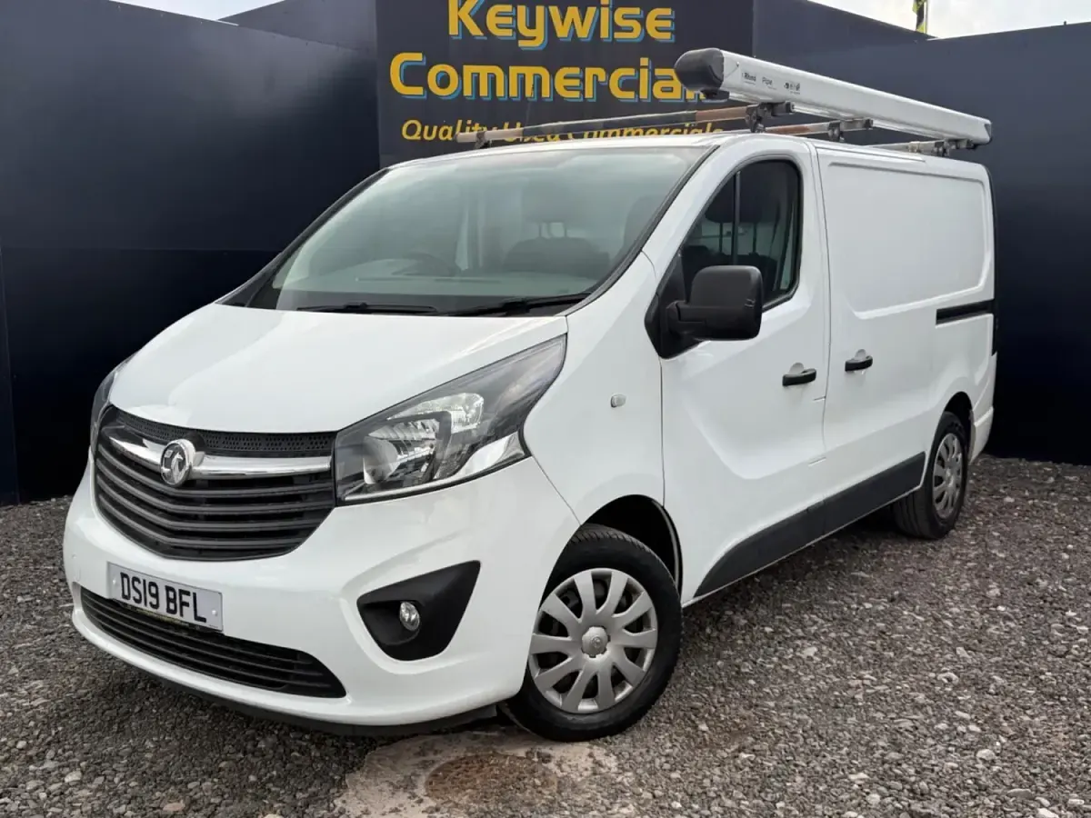 Second-hand Vauxhall Vivaro Sportive 125 CP (91 kW) 2019 Alb Monovolum