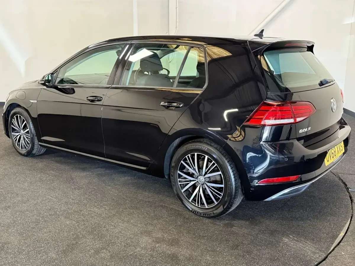 Second-hand VW Golf VII SE 130 CP (95 kW) 2018 Negru Hatchback