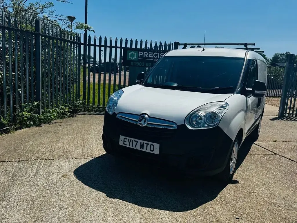 Used Vauxhall Combo 95 HP (69 kW) 2017 White MPV