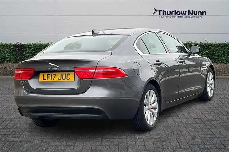 Begagnad Jaguar XE Prestige 163 HK (119 kW) 2017 Grå Sedan