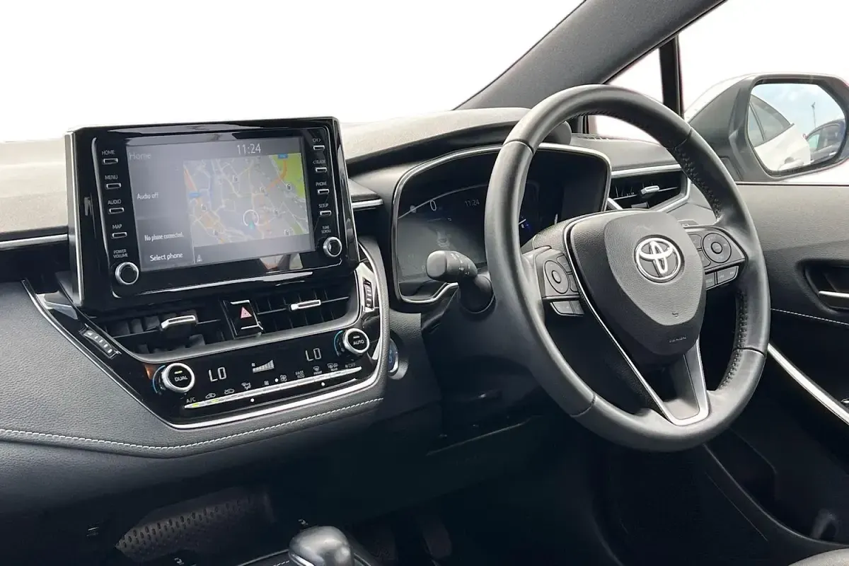 Used Toyota Corolla Design 122 HP (89 kW) 2021 Silver Hatchback