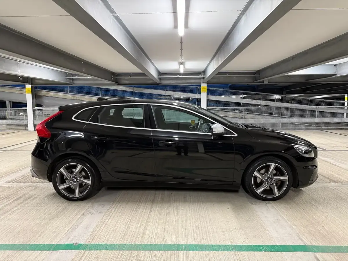 Usado Volvo V40 R-Design 120 HP (88 kW) 2016 Preto Citadino