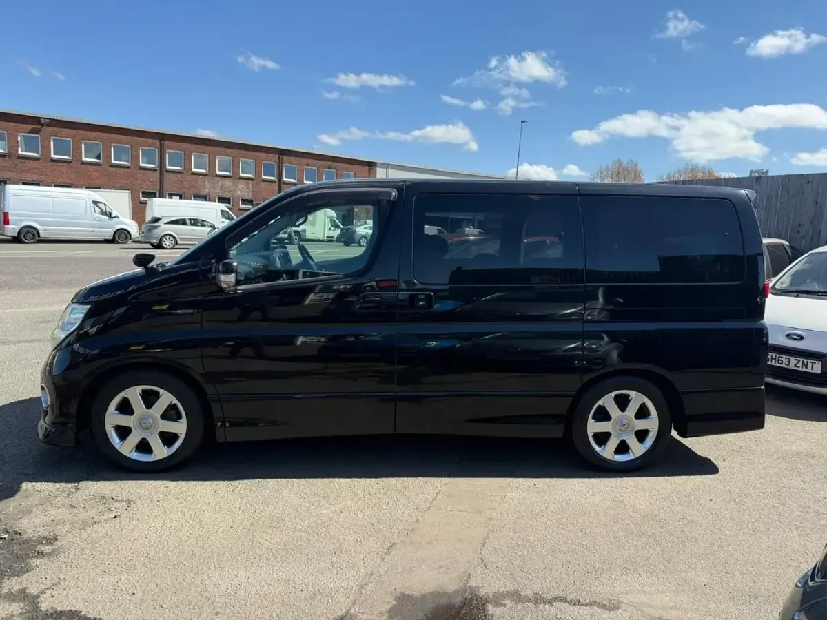 Używany Nissan Elgrand 2023 Czarny Minivan