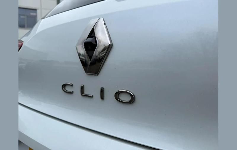 Used Renault Clio V 138 HP (101 kW) 2021 White Hatchback