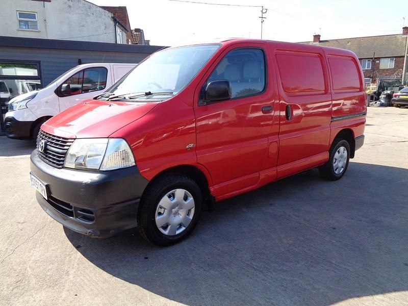 Begagnad Toyota HiAce 95 HK (69 kW) 2007 Röd Van