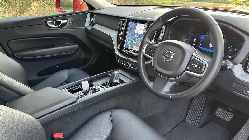 Used Volvo XC60 Core 250 HP (183 kW) 2023 Red SUV