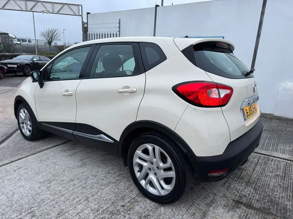 Used Renault Captur Dynamique 90 HP (66 kW) 2015 Cream SUV
