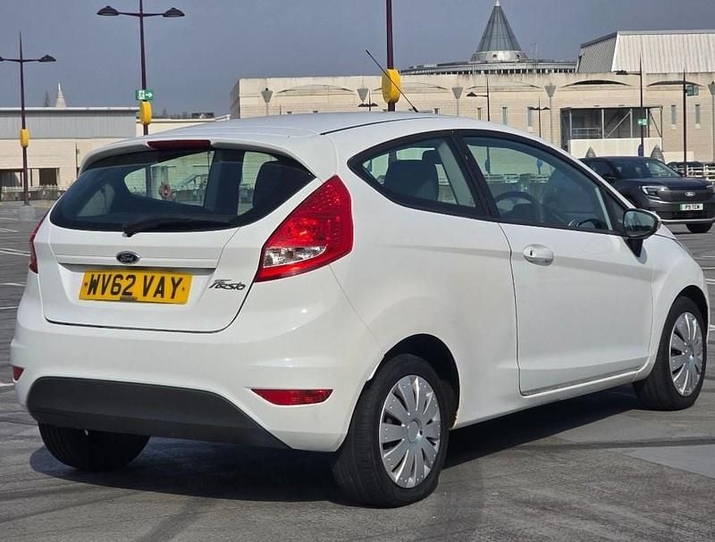 Used Ford Fiesta Zetec 2013 White Hatchback