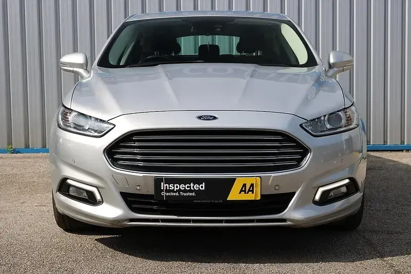 Używany Ford Mondeo Zetec 150 KM (110 kW) 2018 Srebrny Hatchback