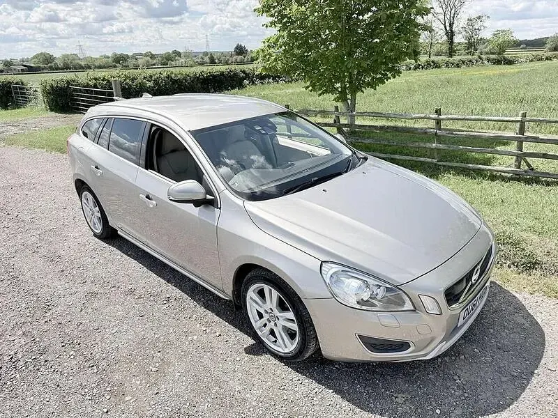 Used Volvo V60 SE Lux 180 HP (132 kW) 2025 Silver Estate