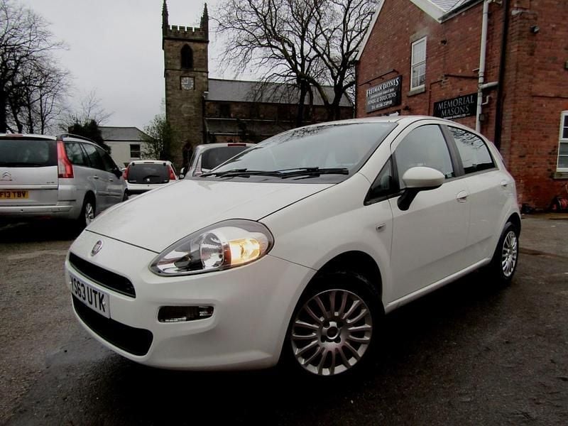 Used Fiat Punto Pop 69 HP (50 kW) 2014 White Hatchback
