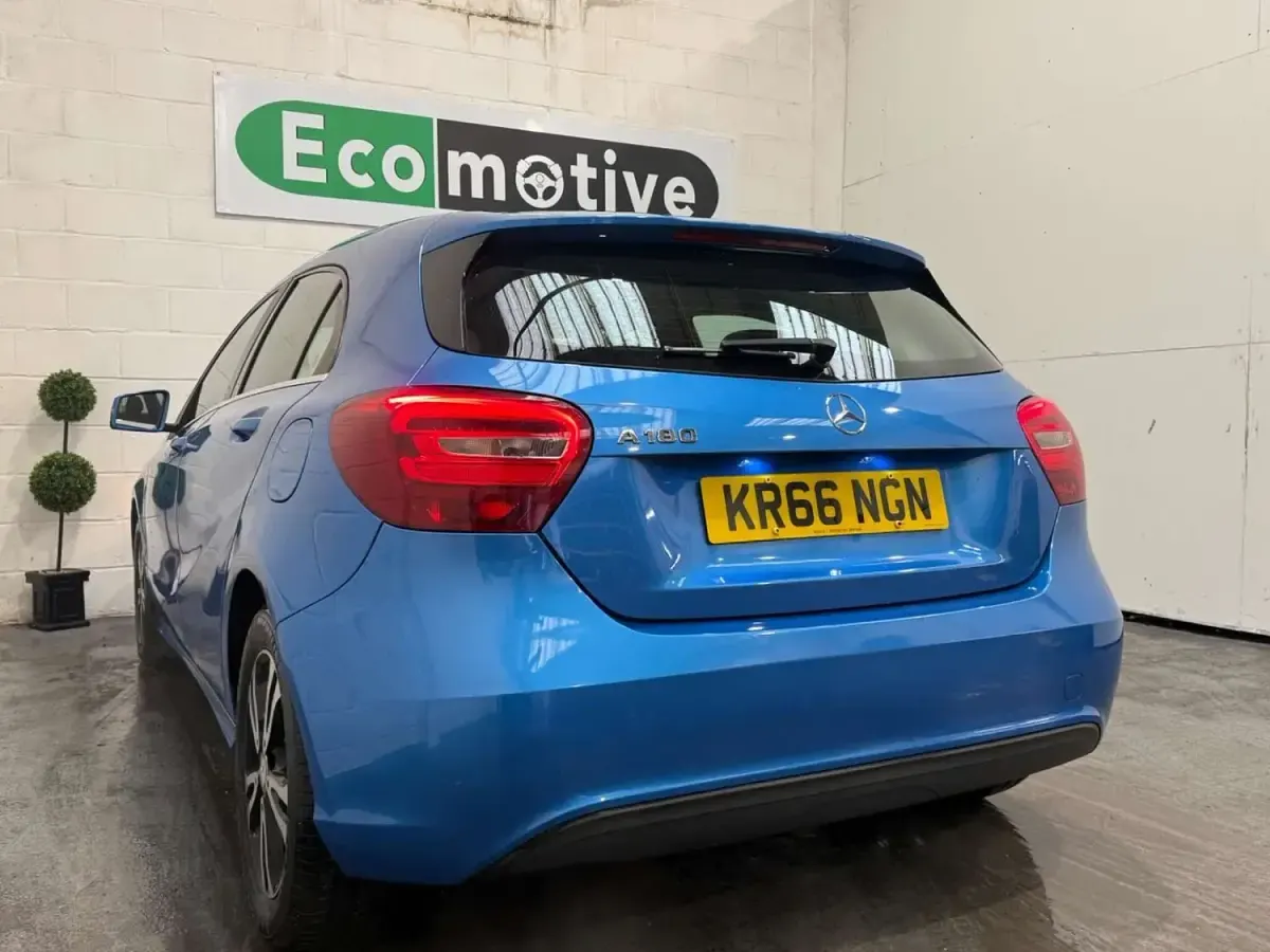 Used Mercedes A180 SE 122 HP (89 kW) 2016 Blue Hatchback