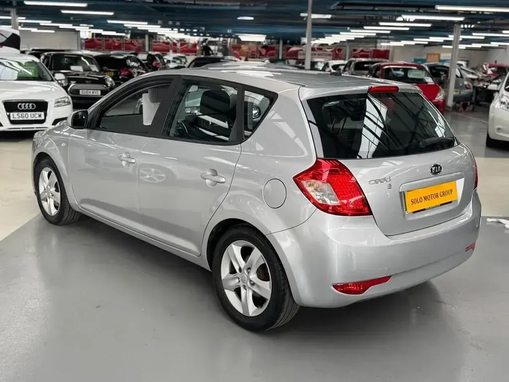 Używany Kia Ceed 124 KM (91 kW) 2009 Srebrny Hatchback