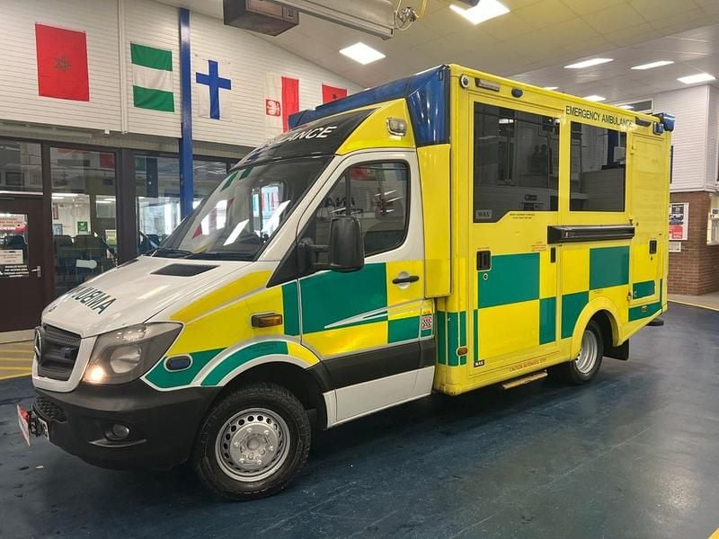 Used Mercedes Sprinter 190 HP (139 kW) 2015 Yellow Van