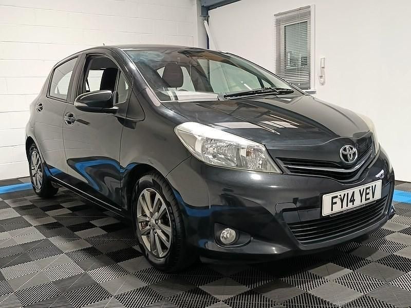 Used Toyota Yaris 99 HP (72 kW) 2014 Black Hatchback