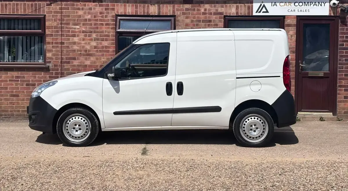 Used Vauxhall Combo 95 HP (69 kW) 2018 White MPV