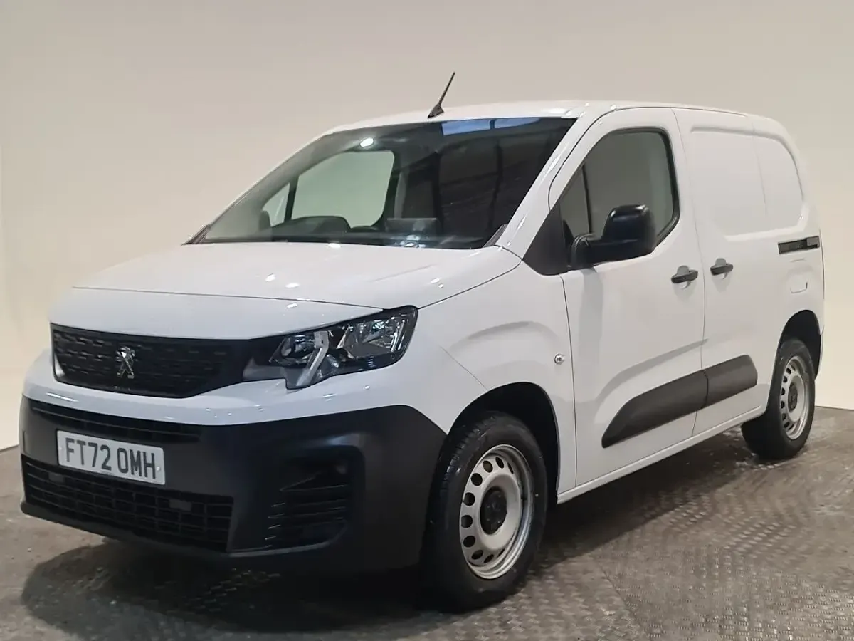 Gebraucht Peugeot Partner Premium 100 PS (73 kW) 2023 Weiß Van / Kleinbus