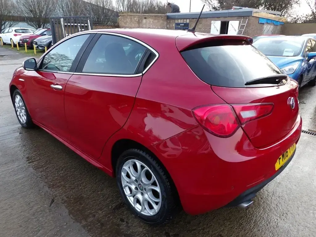Begagnad Alfa Romeo Giulietta 120 HK (88 kW) 2016 Röd Halvkombi