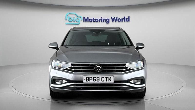 Used VW Passat SEL 188 HP (138 kW) 2020 Silver Estate